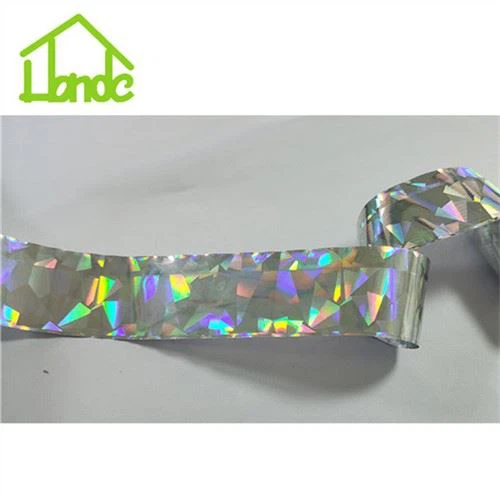 Paukščių šviesą atspindinti juostelės juosta lauke